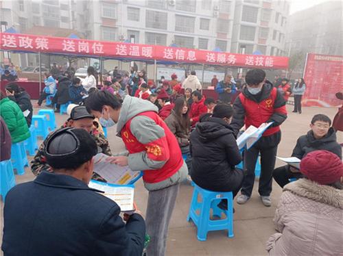 新春送岗促就业  酉溪镇开展赶场招聘会志愿服务活动