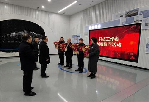 南充市领导慰问科技工作者