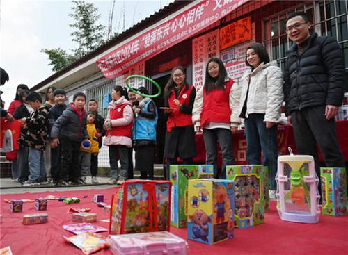 东兴区：“志愿红”情暖留守娃