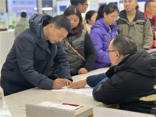 洪雅县：节后首个工作日 市民中心龙年服务按时“上线”