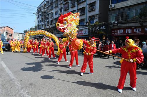东兴区：踩街巡游闹新春