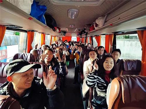 内江市市中区:暖心专车护送农民工安全返岗