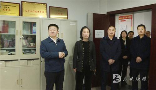 东兴区领导看望慰问干部职工