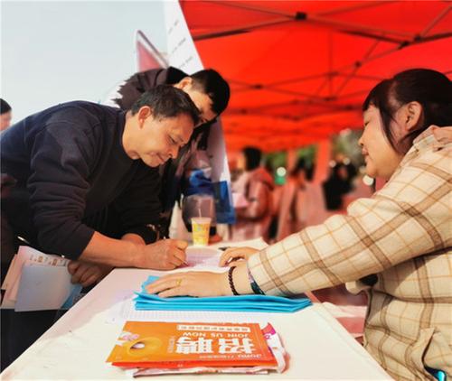 洪雅县：春风行动暨就业援助月专场招聘会受欢迎