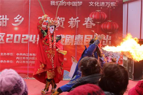 东兴区：看大戏 闹元宵