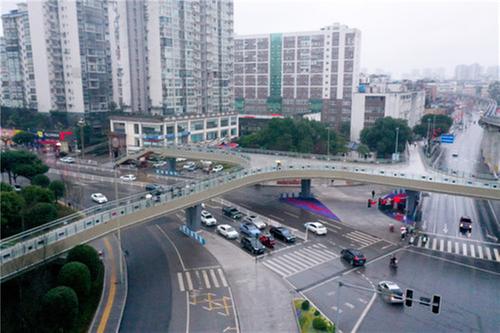 广安区市民广场人行天桥投用！市民过街更便捷更安全