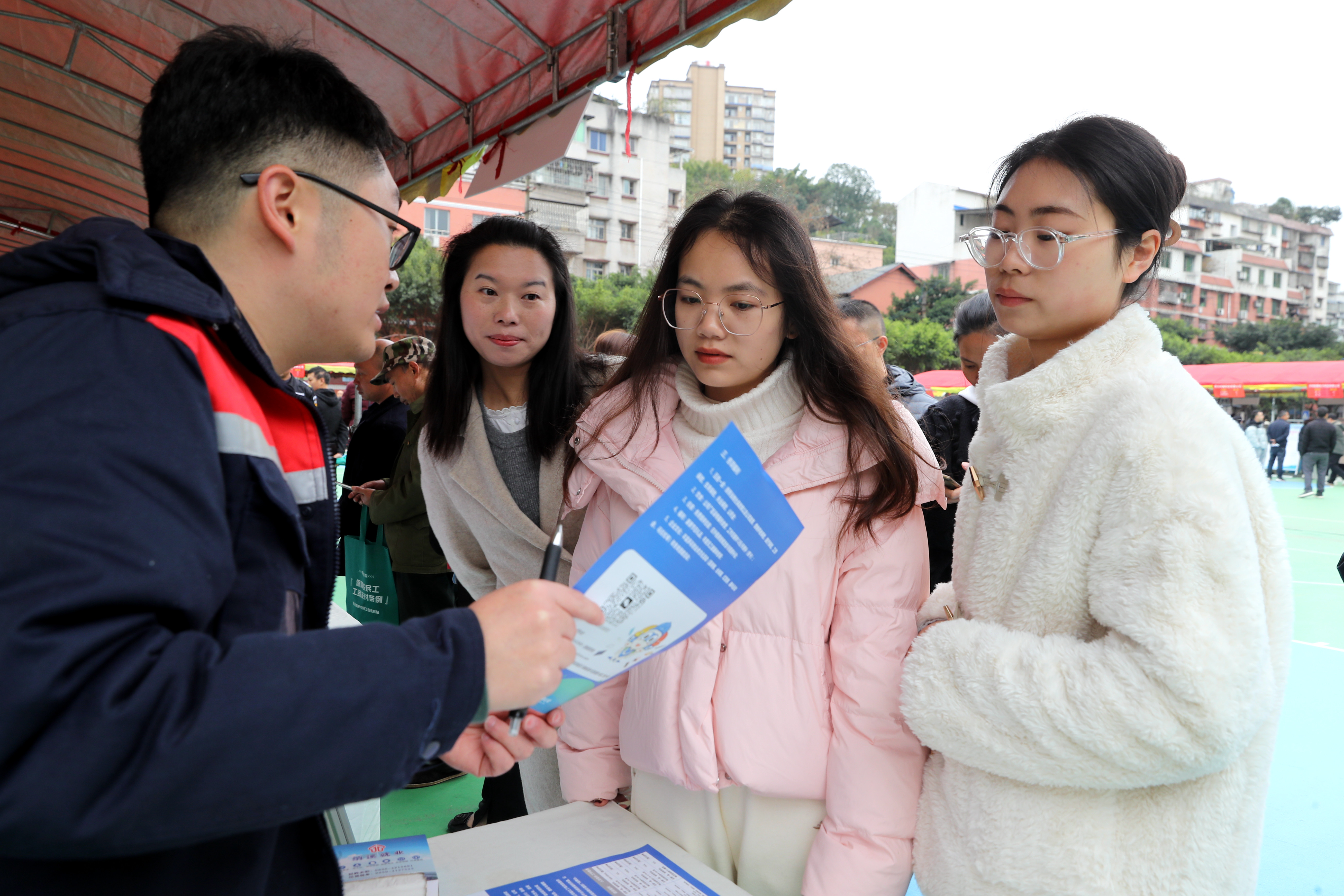 纳溪区：“春风”送岗促就业