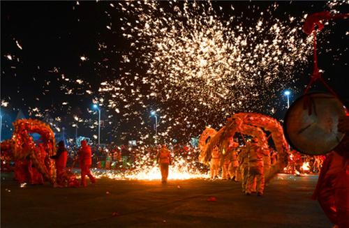 川渝毗邻：“铁花飞溅”闹元宵