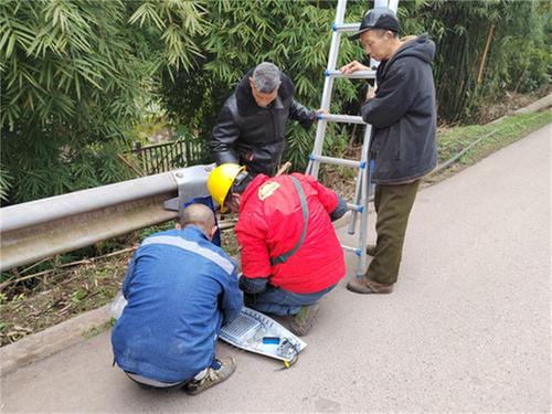 庆华镇：路灯维修暖民心 点亮群众出行路