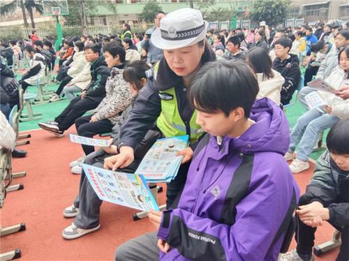 简阳市平泉街道交通安全进校园护航平安开学季