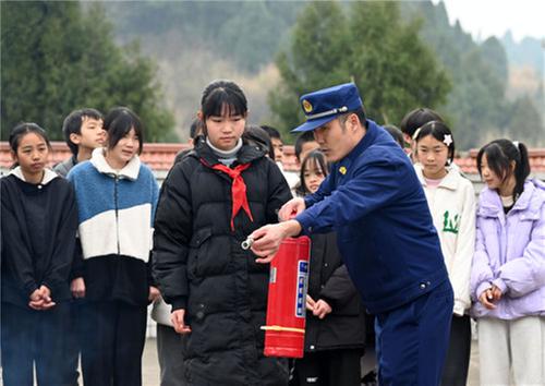 东兴区：构筑校园安全“防护墙”