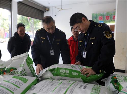 丹棱县：农资检查护春耕 农技服务暖人心
