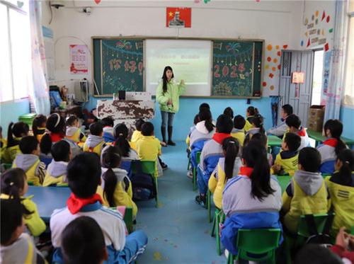 巴州区第十一小学校开展“大手拉小手 爱心助成长”志愿服务活动