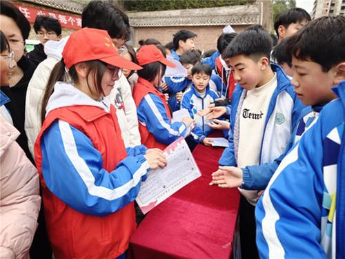 南江县中小学开展教育实践活动和志愿行动