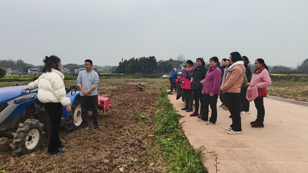 巾帼展风采 青神妇女也能开农机