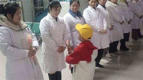 南江县杨梅幼儿园学子走出校园送祝福