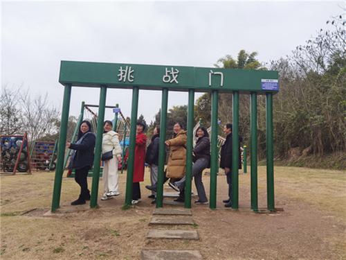 巴州区鼎山小学开展庆“三八”妇女节活动