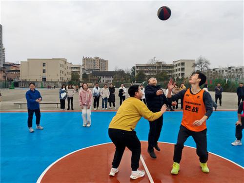 巴州区奇章中学开展读书活动庆“三八”妇女节