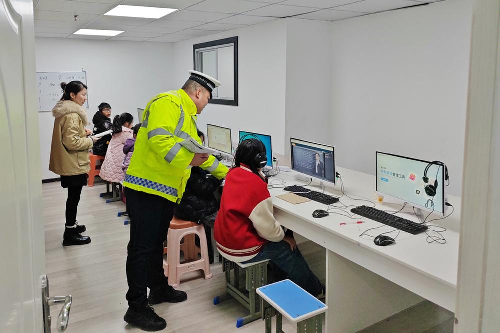 邻水县公安局开展交通安全宣传活动