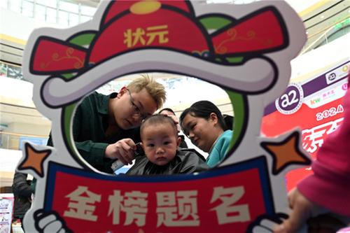 东兴区：萌娃“剃龙头”迎好运