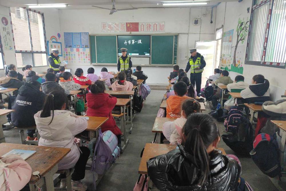 邻水县：交警走进袁市中心小学上交通安全课