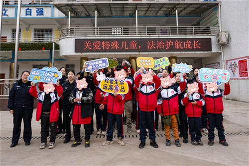 华蓥市妇联执委开展“关爱特殊儿童  法治护航成长”活动