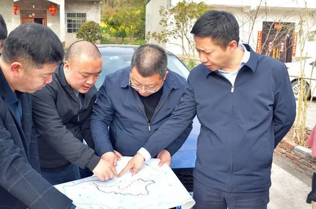 内江市市中区领导调研指导史家镇国家储备林项目及道路建设项目工作