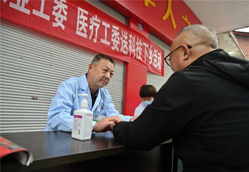 东兴区：“科技下乡”惠民生