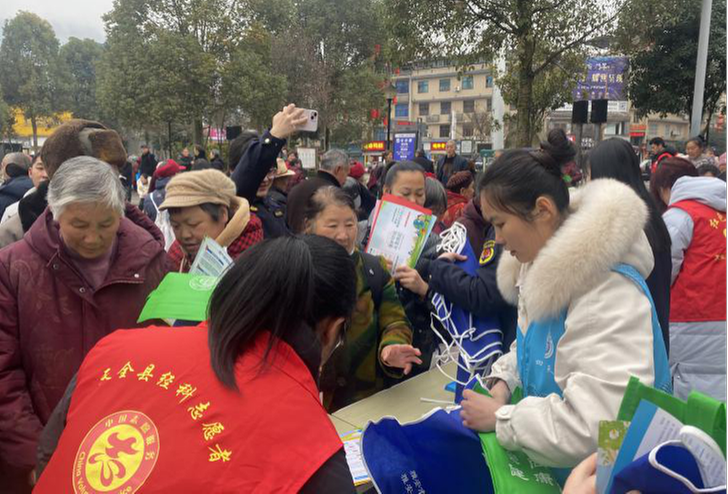 天全县科协开展“学雷锋”科普惠民宣传活动