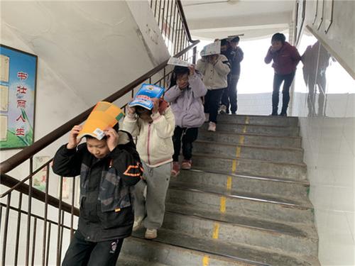 南江县长赤镇红顶九义校开展地震消防应急疏散演练活动