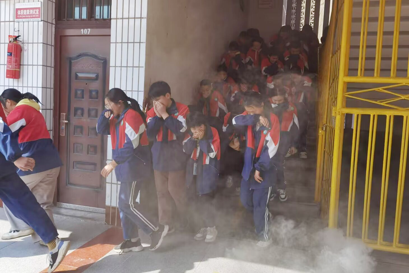 前锋区代市实验学校开展消防疏散演练 提高应对反应能力