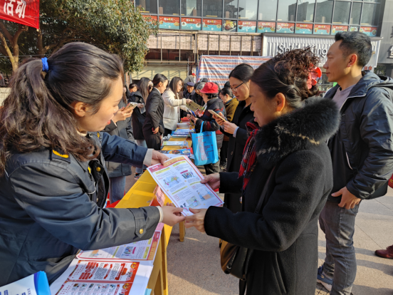 武胜县综合行政执法局妇联开展“与法同行 妇女权益保障”法治宣传活动