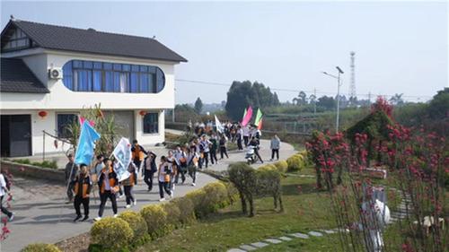 体验徒步远行 感受乡村变化