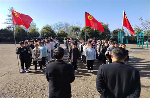 南江县八庙镇初级中学开展“励志青春 团结互助”主题实践活动