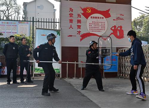 东兴区：法治护成长