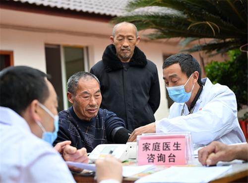 东兴区：健康护航“夕阳红”