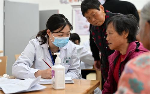 东兴区：情暖“夕阳” 健康相伴