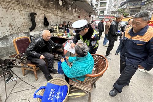 邻水县：交警走进劳务市场宣讲交规