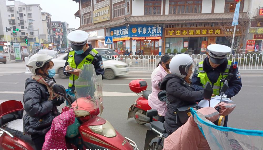 邻水县：整治摩托车电动车  驾乘人员接受警示教育