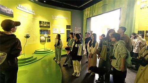 四川师范大学师生赴青神县开展萤火虫采风活动