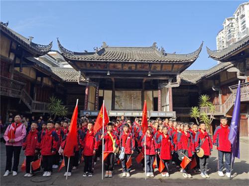 南江县桥梁社区校外活动辅导站开启传承红色基因之旅