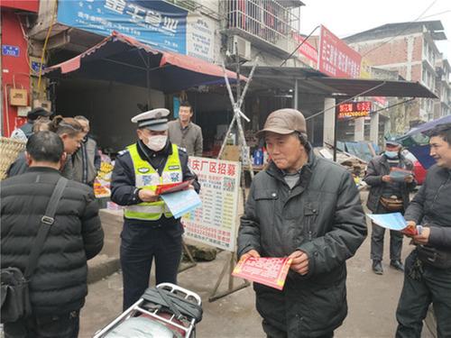 邻水县：交警摆摊路口 进城务工人员受教育