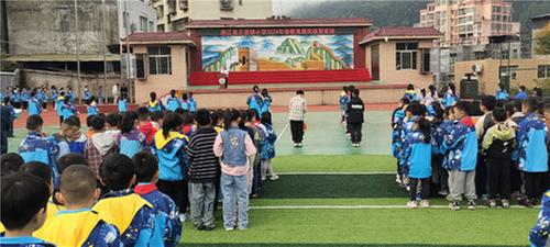 正直镇小学宣讲教育惠民政策