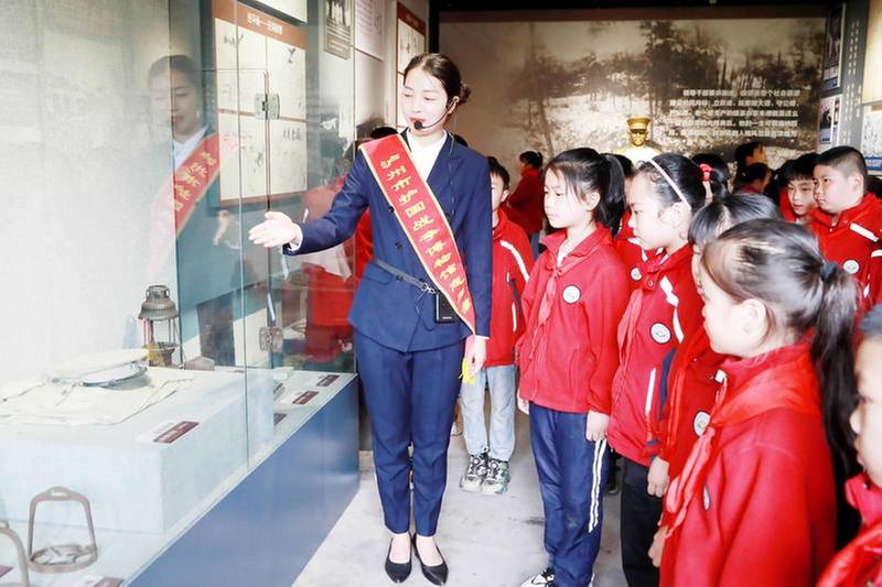 缅怀革命先烈 弘扬爱国精神