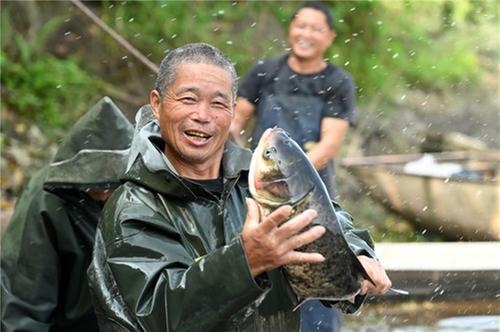 东兴区：春捕生态鱼