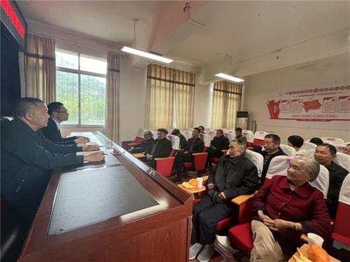 南江县沙河镇乐坝小学召开退休教师座谈会