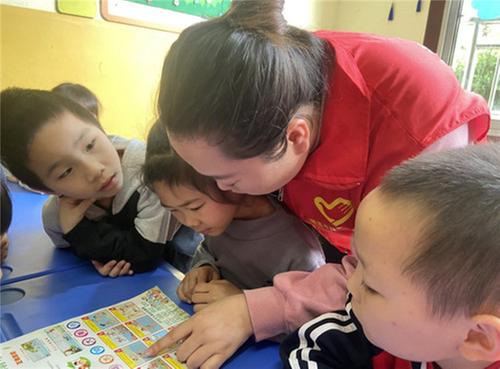 隆昌市科协防溺水宣传活动走进馨蔚幼儿园