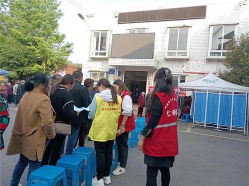 仁寿县怀仁街道蜂蜜社区开展关爱老人健康活动