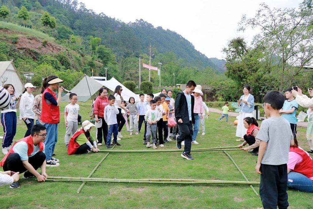 青神县：“竹”够有趣  共“童”成长