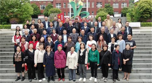 南江县沙河镇小学召开退休教师座谈会